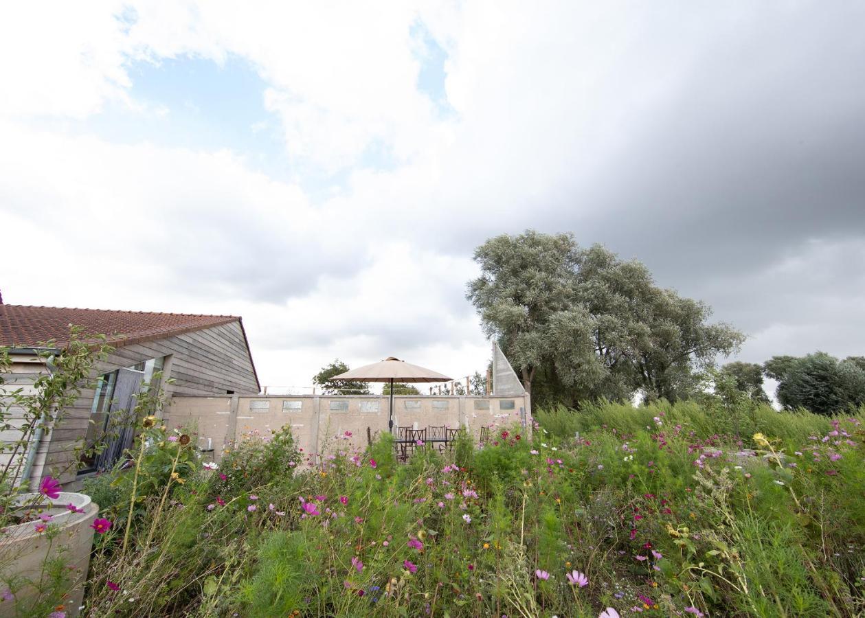 Landelijk Vakantiehuis In Diksmuide Met Een Tuin En Vijver Exterior foto