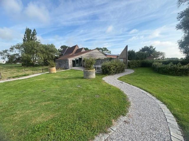 Landelijk Vakantiehuis In Diksmuide Met Een Tuin En Vijver Exterior foto
